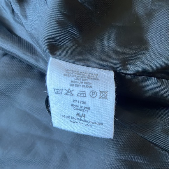 Perfect Black H&M Blazer - Picture 6 of 8